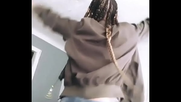 Light skinned bitch twerking