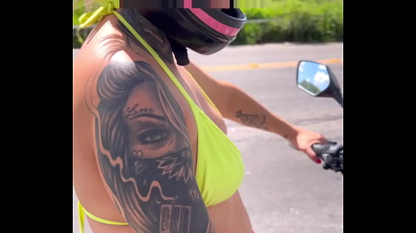 Homem toca e acocha Uber moto mulher no fim ela faz algo in&eacute;dito!