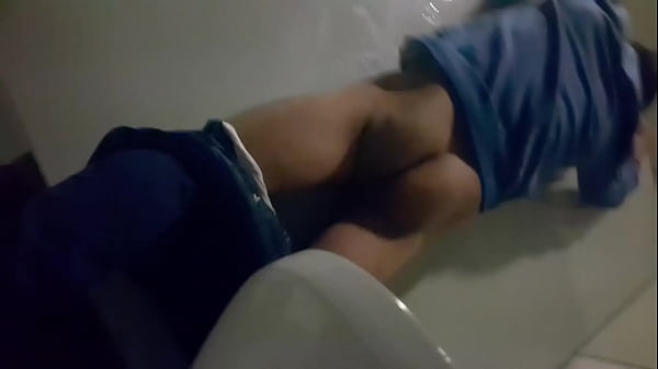 Cojiendo en los ba&ntilde;os del metropolitano gay - Lima