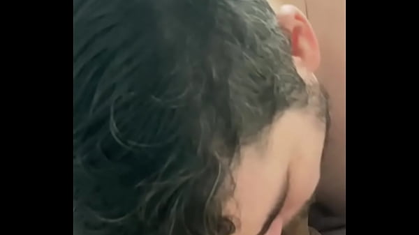 novinho h&eacute;tero casado dando pica pro gordinho branquinho 