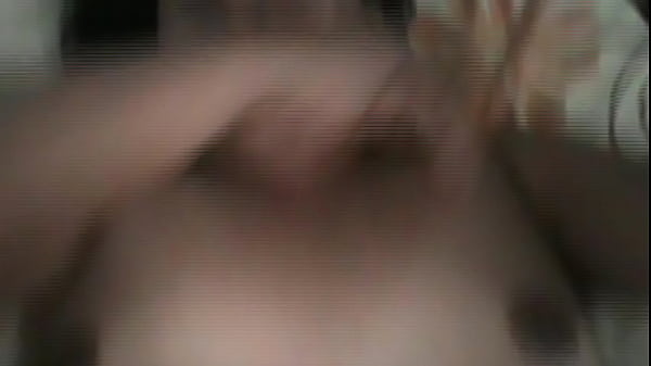 cachando a la vieja..... mientras el marido trabajando