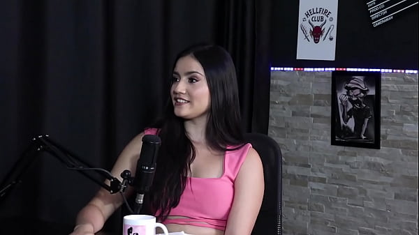 Um gang bang perfeito para ela seriam com 6 homens, falou dos seus fetiches, e quando ficou com uma mulher... - Karen Gon&ccedil;alves (SHEER/RED)