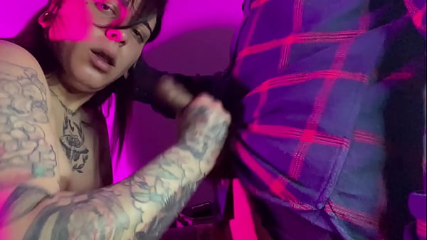 Ele arrega&ccedil;ou o meu c&uacute; apertado e gozou dentro! Creampie!