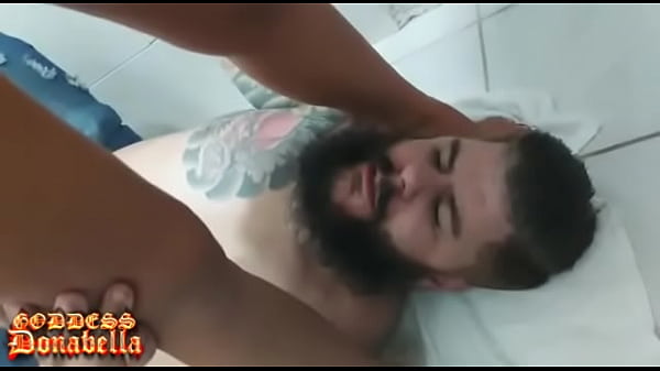 RAINHA DONABELLA FAZ XIXI NA BOCA DE SUBMISSO E ELE IMPLORA