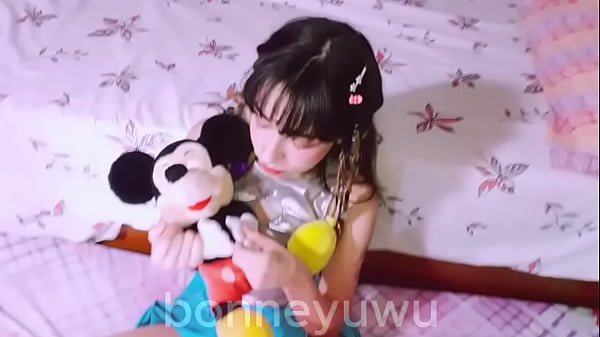 Bonneyuwu - 14:21 argentina juega con sus peluches mientras su padrastro le da sexo