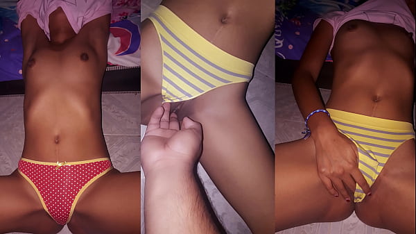 Mi hermanastra Susy de pone unas tanguitas muy sexys y apretadas y le ayudo a masturbarse 4k  