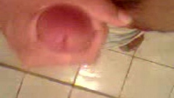 Eu batendo punheta com tes&atilde;o e gozando gostoso no banheiro em casa 