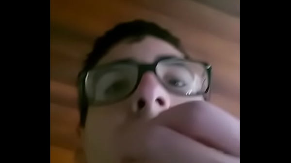 Jovem saboreando uma tetinha de nega  