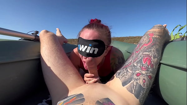 Глубокое горло миниатюрной девочки