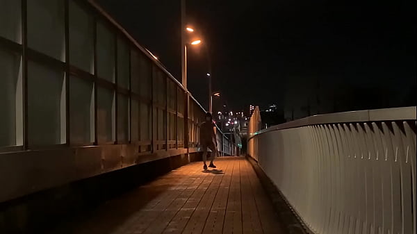 女装まゆが橋の歩道で露出  