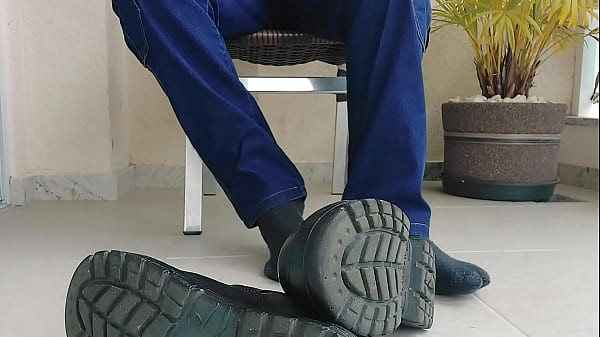 TIRANDO MINHA BOTA DE TRABALHO  