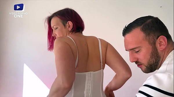 Cette jeune maman aime le sperme et en laisse pas une seule goutte !