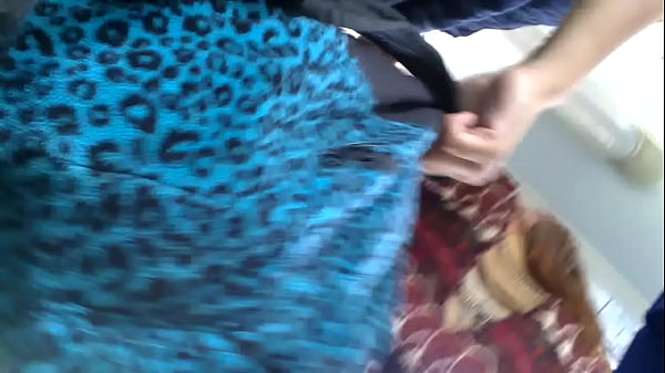 bajo la falda en el bus