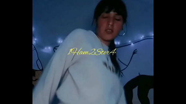 Chica de rosa se masturba  