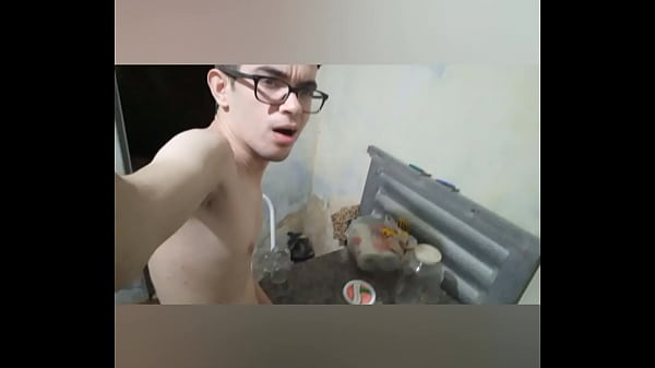 Novinho pauzudo gostoso batendo uma punheta e lambendo a porra na goiabada