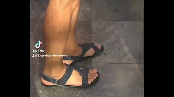 Espiando a un hombre delicioso 