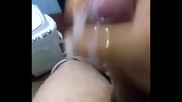 Novinho gozado gostoso no banheiro