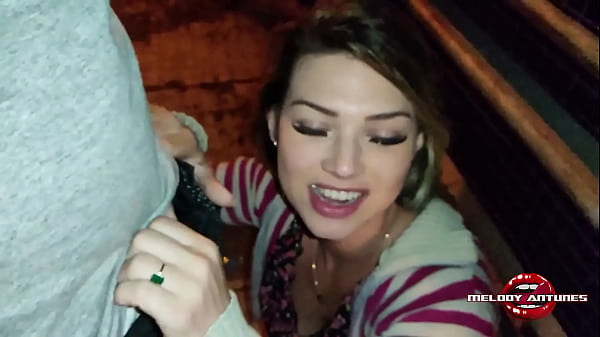 A maravilhosa atriz Melody Antunes fez um passeio, super excitada  decide fazer a melhor boquete em cima da passarela e com muito tes&atilde;o deixou gozar tudo dentro do bucet&atilde;o greludo! QUE GOSTOSO!