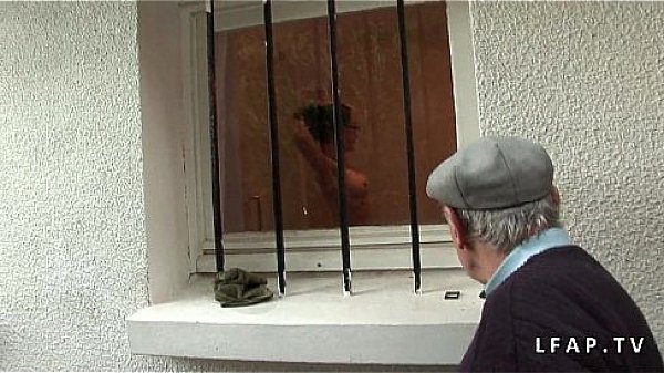 Jeune et jolie petite brunette se tape un vieux pervers