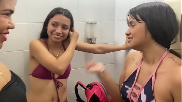 hacemos un juego travieso en la piscina
