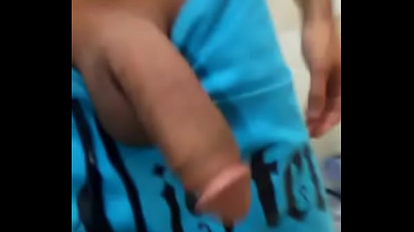 Dotad no banheiro batendo uma  moletom 