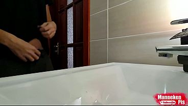 Una gran porci&oacute;n de orina en el lavabo de un chico. 