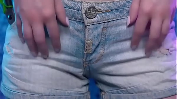 ASMR большая попа в шортах  