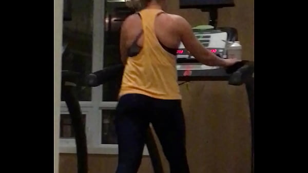 Gostosa na esteira da academia