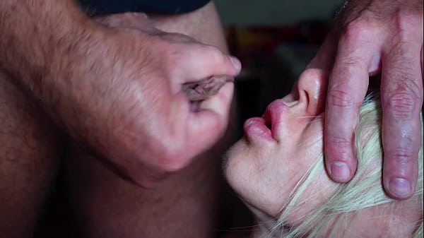 18 Цыпленок жестко трахается в задницу и кончает ей на лицо. 