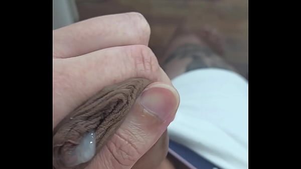 NOVINHO DOTADO CHEIO DE TES&Atilde;O GOZANDO GOSTOSO 