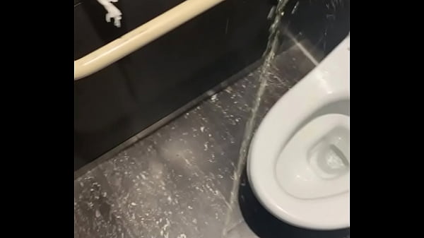 男子大学生 放尿  