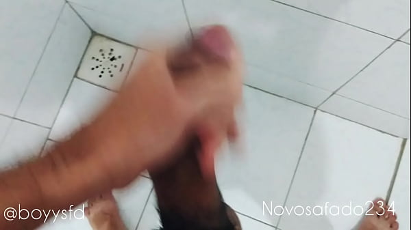 Punheta no banheiro - primeira parte 