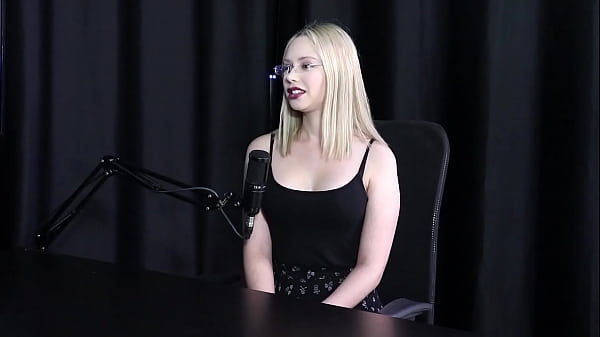 Desde nova era acompanhante, e ficou bem t&iacute;mida quando fez um filme - Vivian Lola (SHEER/RED)