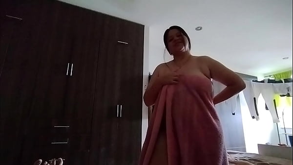 Hermanastra de 18 a&ntilde;os pide ropa y a cambio pide que le llenen el culo de leche