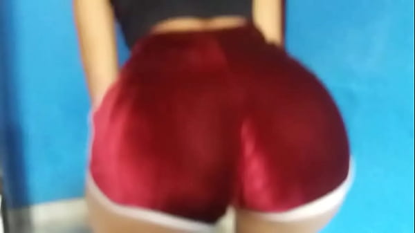 Rabuda mostrando a bunda dan&ccedil;ando