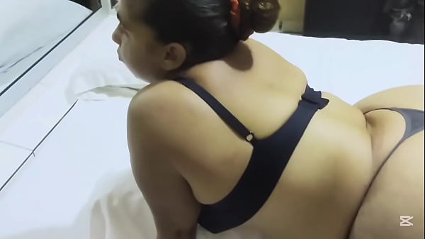 Mujer con nalgas grandes modelando