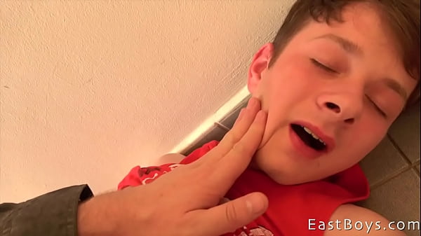 Elliot Holloman, with mischievous smile, lets Mr. Hand Jobs take care of him, stroking his cock slowly, holding it, squeezing it, playing with it. Things get bit more serious towards the end when we will see a spectacular cumshot! 