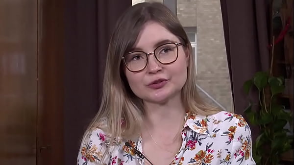 Ersties: Blonde Studentin liebt ihre Muschi und verw&ouml;hnt sie vor Kamera