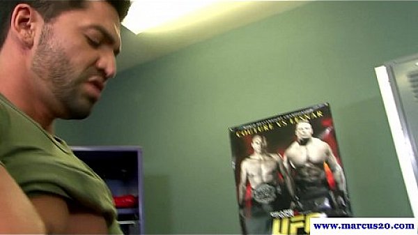 Hungry jock sucking muscle dick