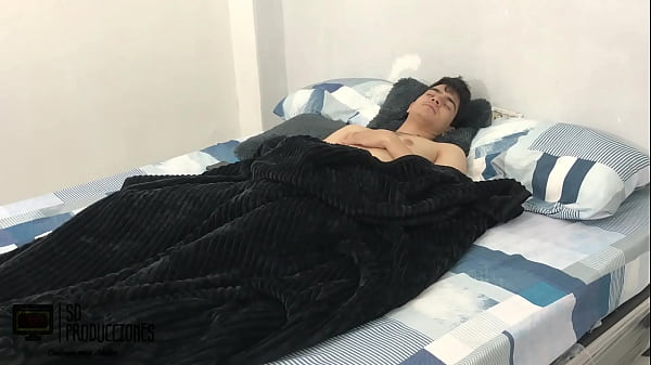 Mientras mi hermanastro esta acostado le pongo unas esposas y tengo un deseo sexual HL  