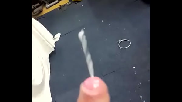 Mijando de pica dura e gozando no final