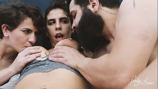 Fodendo o cuzinho da Pawg e da namoradinha junto, como &eacute; bom poder transar a tr&ecirc;s