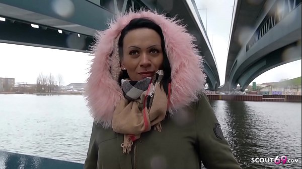 GERMAN SCOUT - JUNGE MAUS AUS DER HAUPTSTADT BEI FAKE MODEL JOB OHNE KONDOM GEFICKT