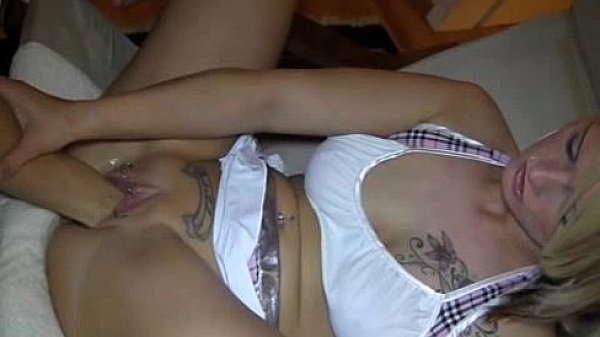 Enfiou a mao toda na Buceta