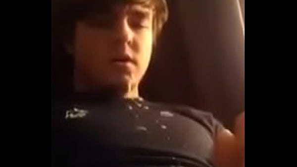 Novinho gozando na boca gostosa