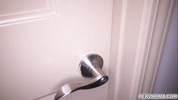 Blonde cougar London River gets a tasty facial  