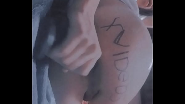 joven solo en casa se mete un dildo  