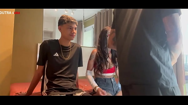 Putaria com um novinho de 18 anos - Novinho do pau grande fode a Dutra Sura com for&ccedil;a