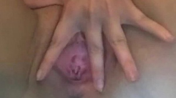 Amateur girl fingers her pussy on cam