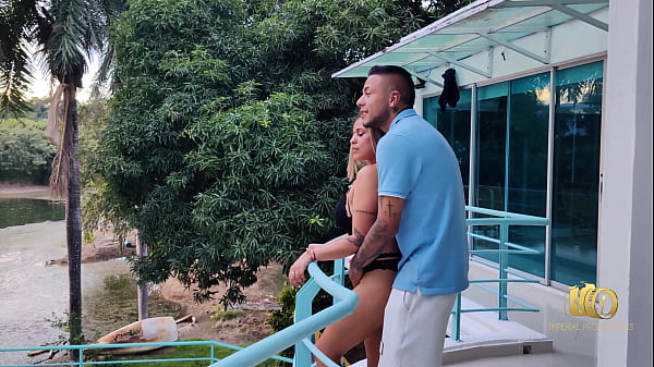 Mara y Thomas deciden follar en el balcon de su casa para que todos sepan lo que gusta hacer